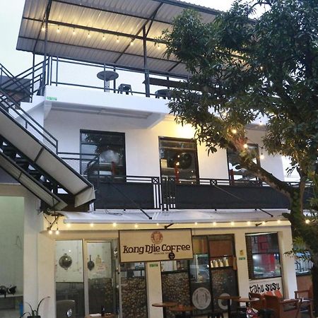 Bu Sepuh Guesthouse Sangkanurip Exteriör bild