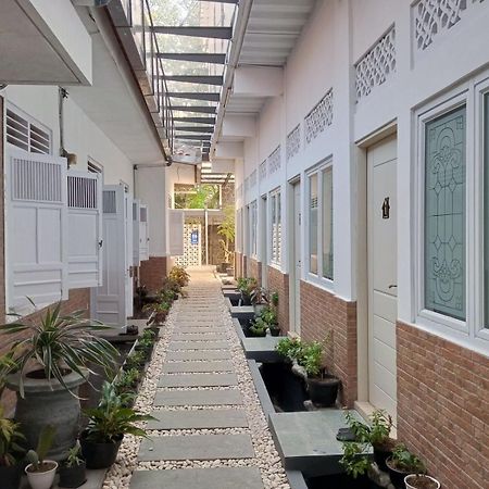 Bu Sepuh Guesthouse Sangkanurip Exteriör bild