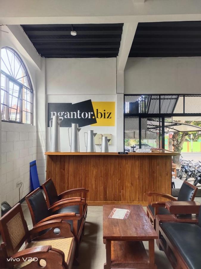 Bu Sepuh Guesthouse Sangkanurip Exteriör bild