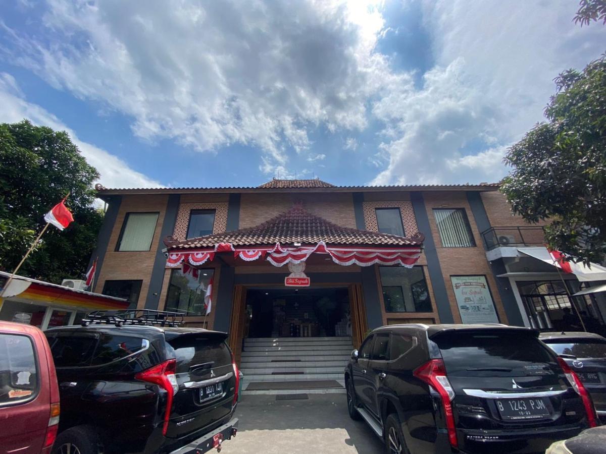 Bu Sepuh Guesthouse Sangkanurip Exteriör bild