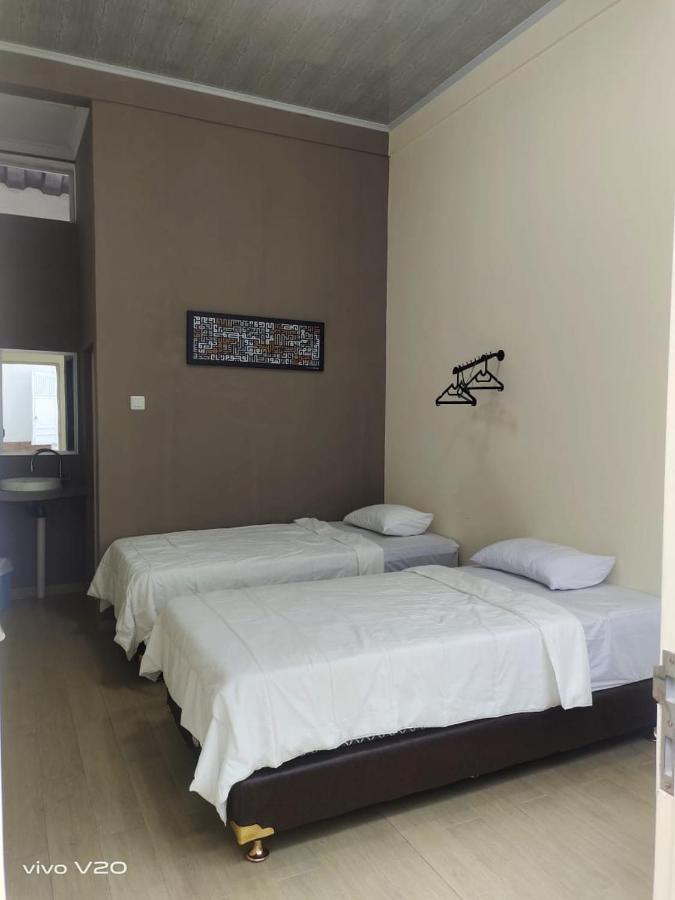 Bu Sepuh Guesthouse Sangkanurip Exteriör bild