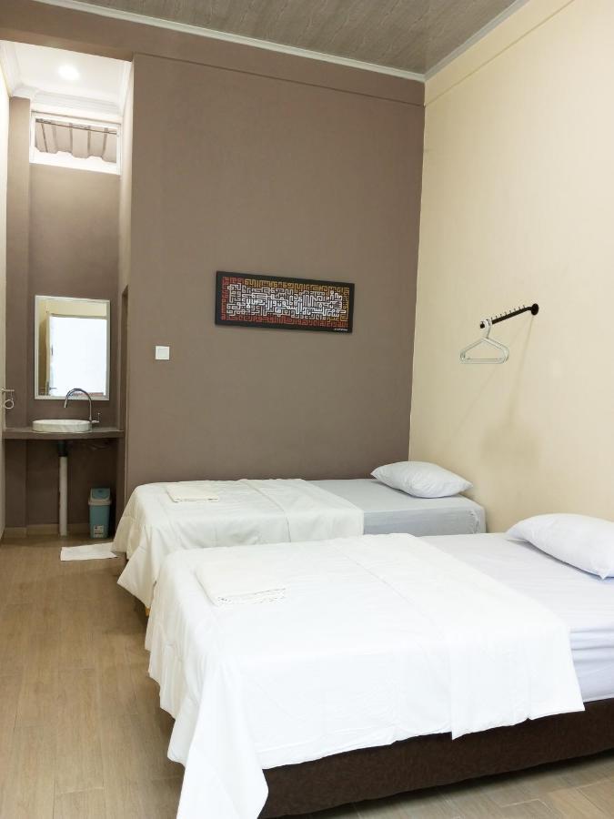 Bu Sepuh Guesthouse Sangkanurip Exteriör bild