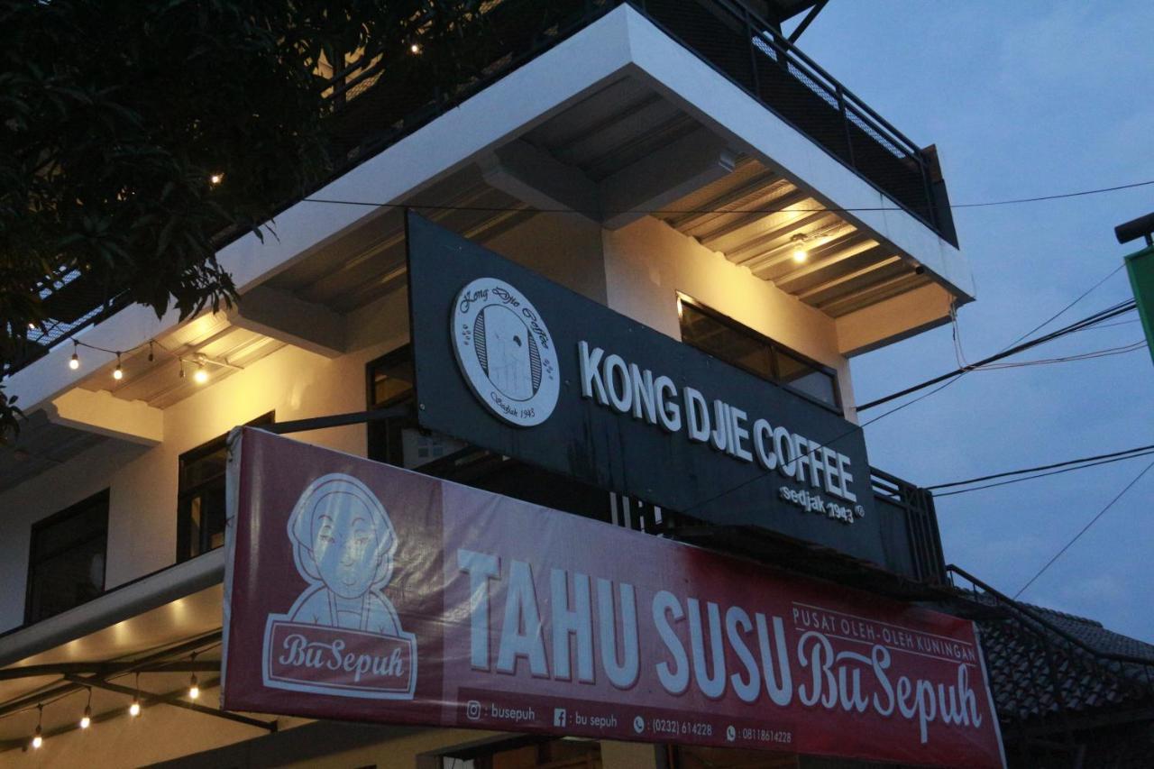 Bu Sepuh Guesthouse Sangkanurip Exteriör bild