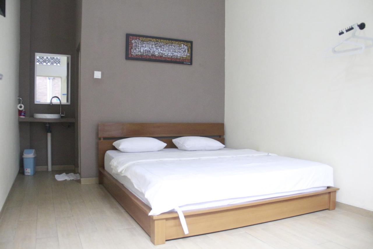 Bu Sepuh Guesthouse Sangkanurip Exteriör bild