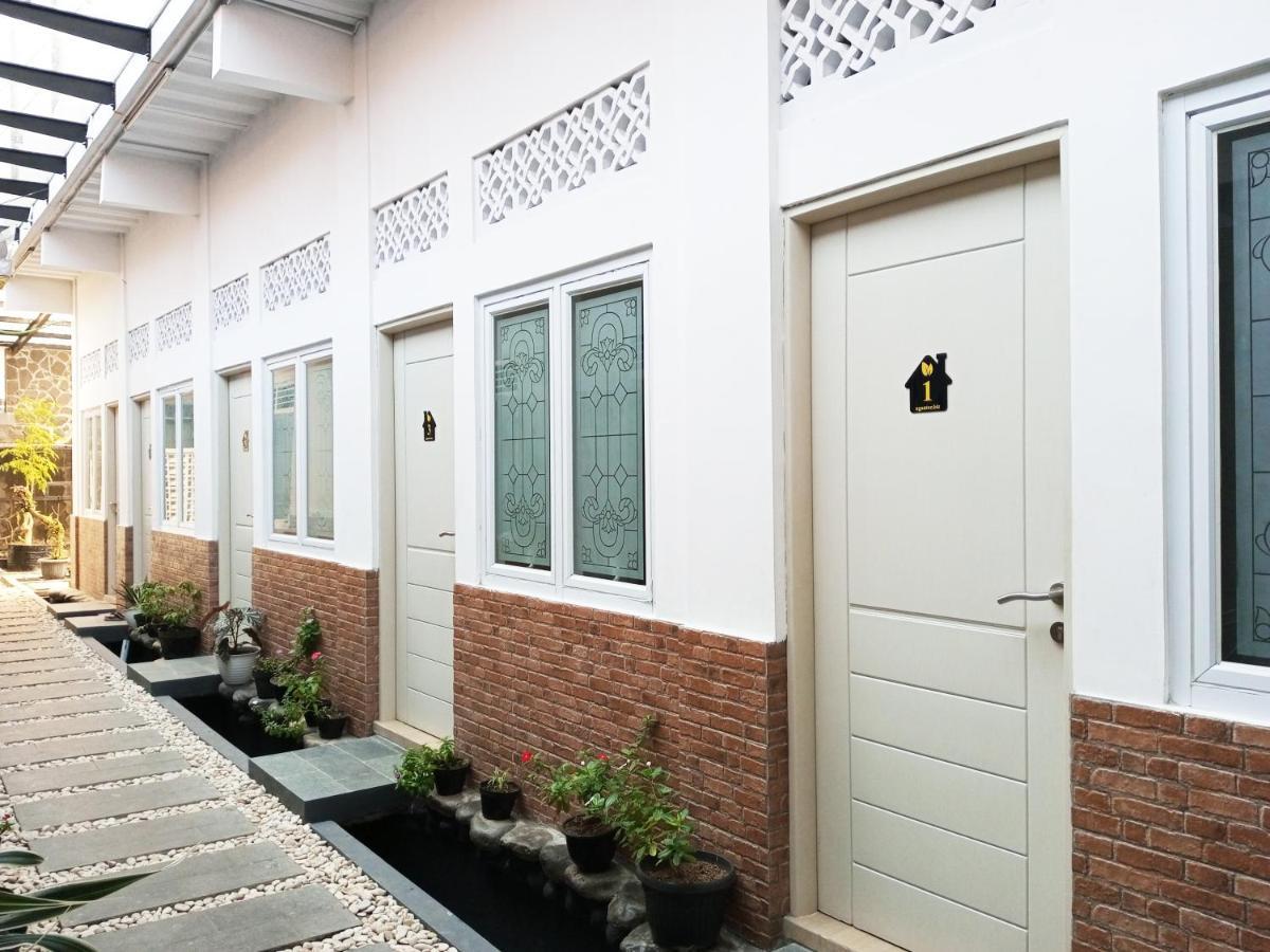 Bu Sepuh Guesthouse Sangkanurip Exteriör bild