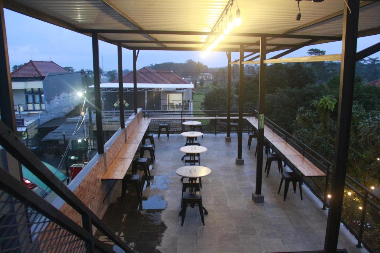 Bu Sepuh Guesthouse Sangkanurip Exteriör bild
