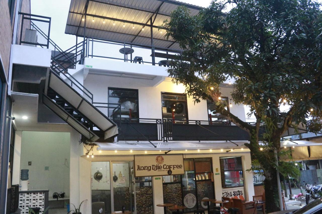 Bu Sepuh Guesthouse Sangkanurip Exteriör bild