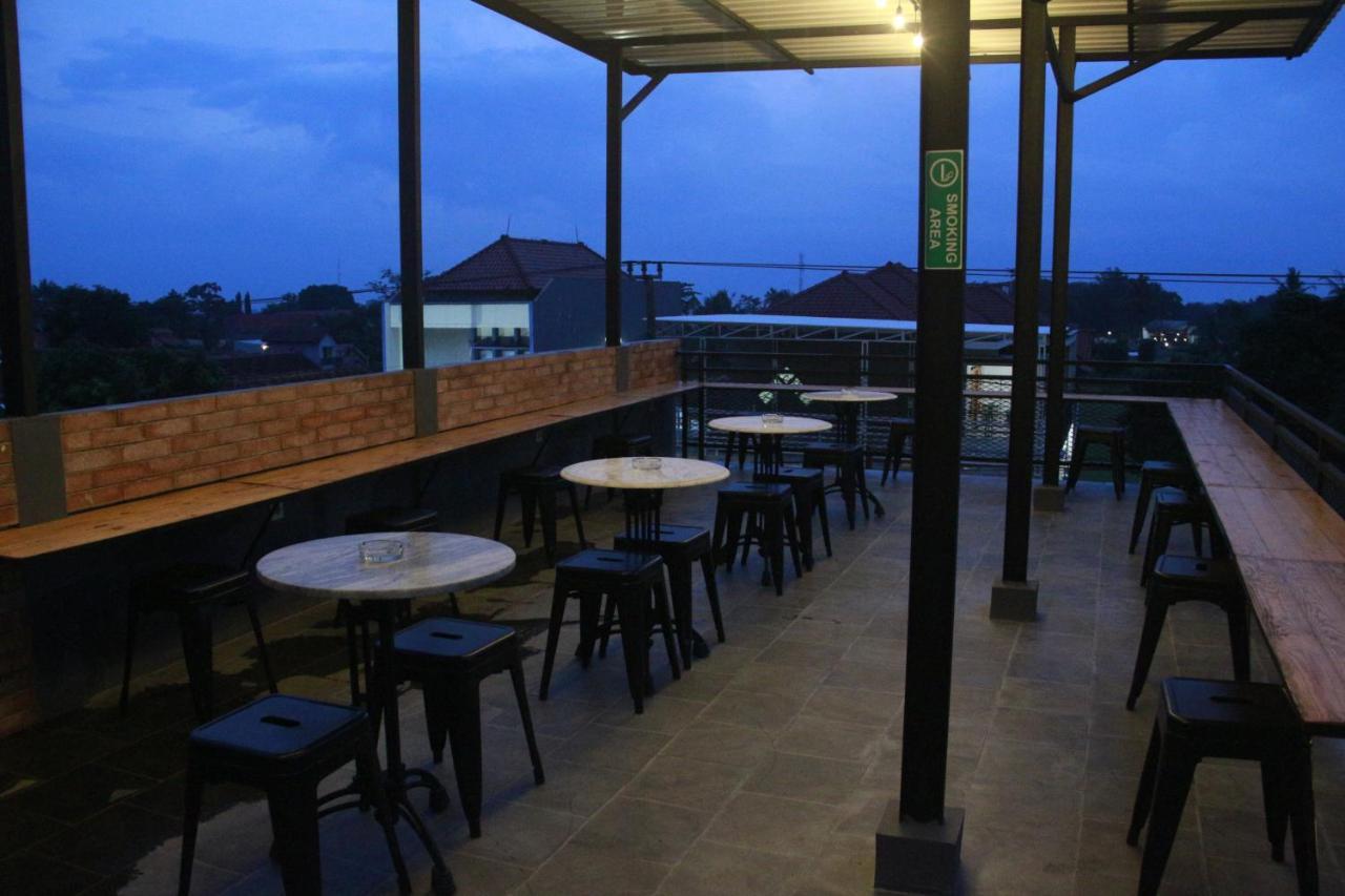 Bu Sepuh Guesthouse Sangkanurip Exteriör bild
