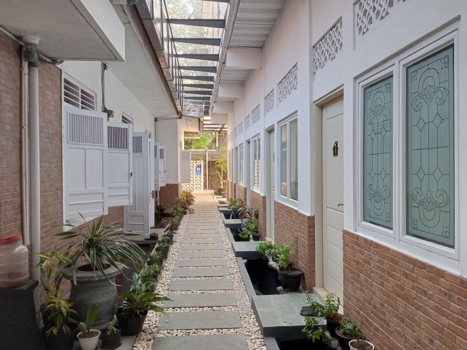 Bu Sepuh Guesthouse Sangkanurip Exteriör bild